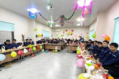JWELLは新年を祝福と笑いで迎えます